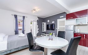 Feather Studio Apartment - Free Private Parking - Self Check-In